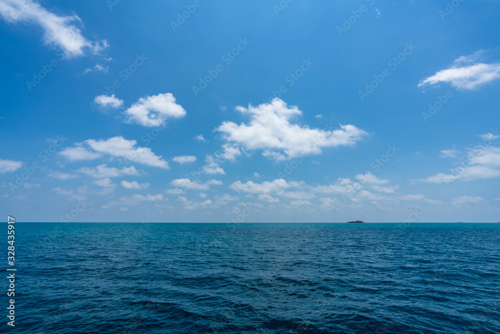 Fototapeta premium piękna miękka fala przejrzystość błękitne morze woda ocean i skały na dnie tropikalnego rajskiego wybrzeża plaży lato widok na morze na wyspie PP, Krabi, Phuket, Tajlandia.