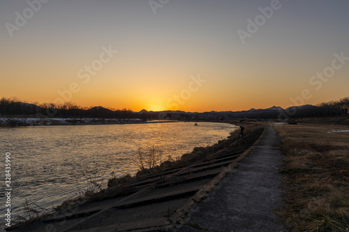 川と夕焼け空　グラデーション　風景 © amosfal