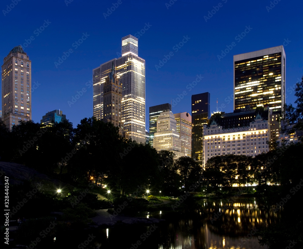 Naklejka premium Central Park pond during evening in NYC