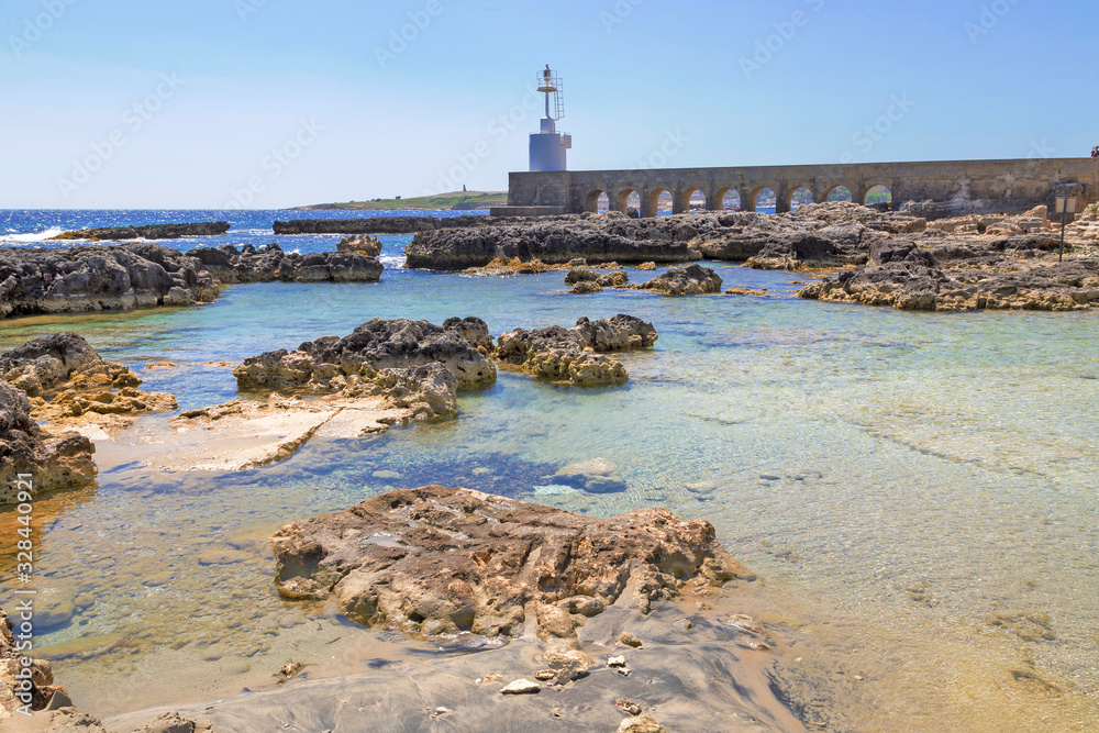 Vista del faro di Otranto tra le rocce - Salento