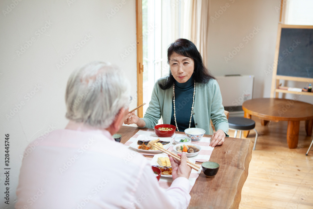 朝食を一緒に食べる高齢者夫婦