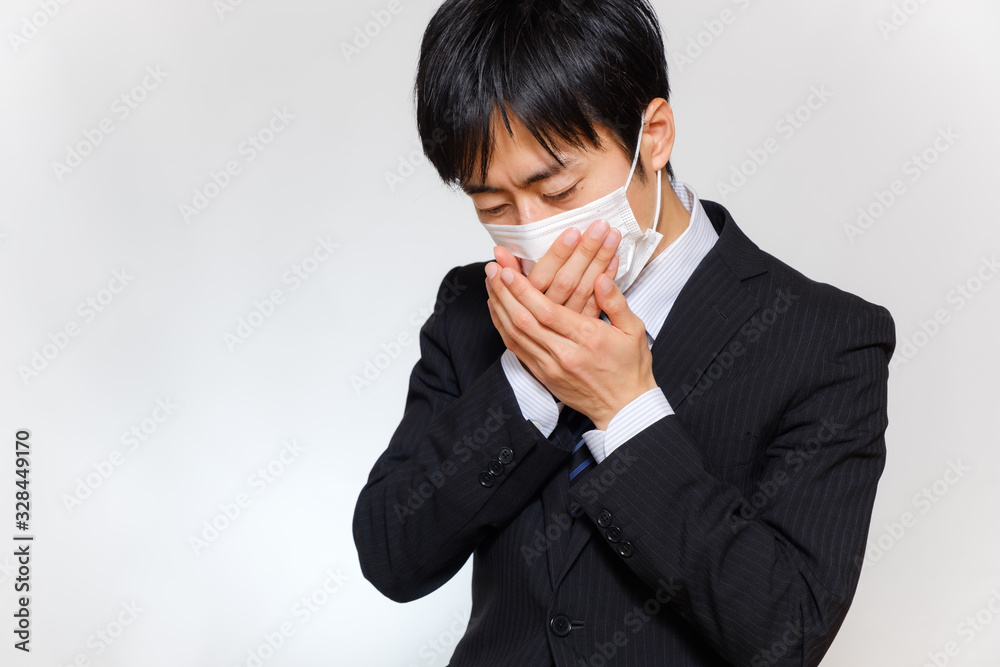 咳をするスーツ姿の男性 マスク 風邪 体調不良 咳をするスーツ姿の男性 マスク 風邪 体調不良
