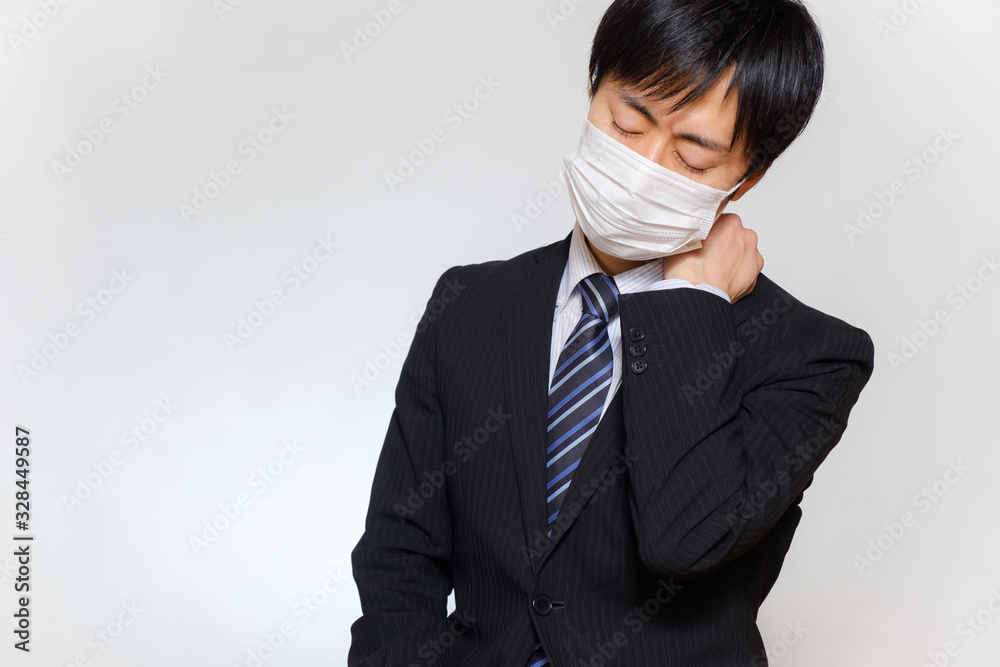 肩こりに悩むスーツ姿の男性 体調不良 しんどい 肩こりに悩むスーツ姿の男性 体調不良 しんどい