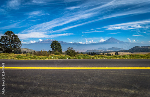 paisaje de volcanes de méxico , cielo azul, montañas