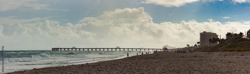 Fototapeta premium Jupiter beach pier in Florida