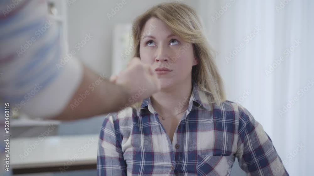 Vidéo Stock Portrait Of Stressed Caucasian Wife Looking At 