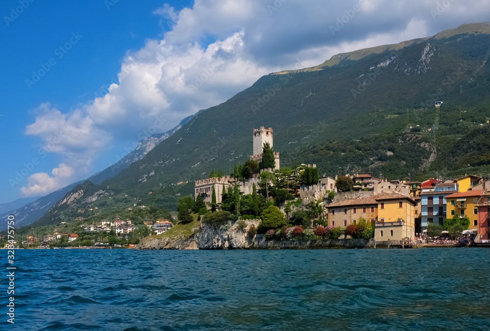 Malcesine Italien Gardasee Lago di Garda Küste Castel Monte Baldo Seilbahn Promenade Altstadt pitoresk Idyll Urlaub Ferien Erholung Massentourismus beliebt Restaurant Café Wassersport Segeln Surfen 