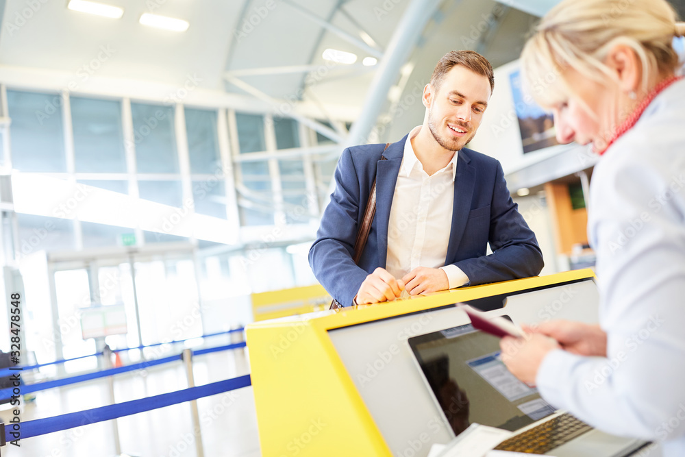 Service Agent im Flughafen kontrolliert Pass Service Agent im Flughafen kontrolliert Pass