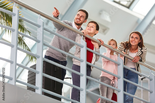 Familie mit zwei Kindern im Flughafen Terminal hat Spaß