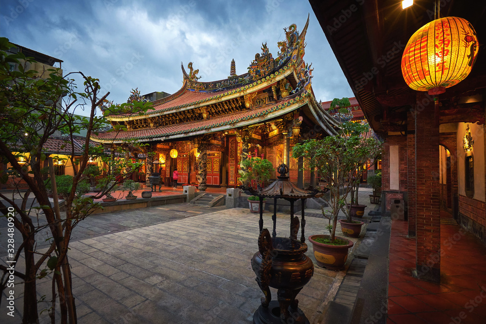 Naklejka premium Dalongdong Baoan Temple in Taipei