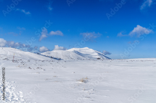 Fototapeta Naklejka Na Ścianę i Meble -  Bieszczady zimą połoniny