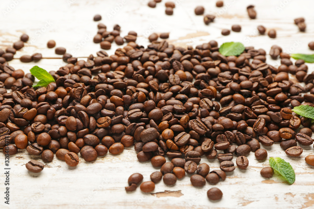 Obraz premium Many coffee beans on wooden background