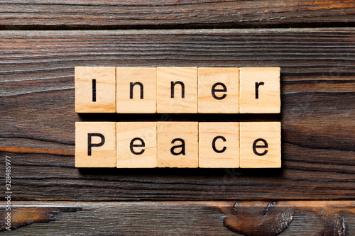 Foto inner peace word written on wood block