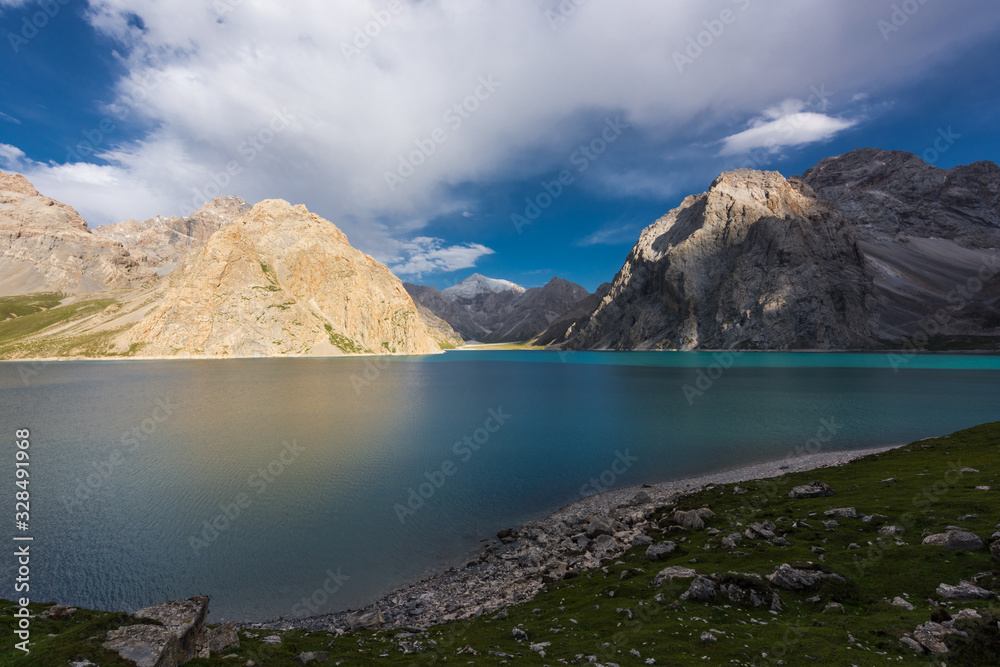 Majestic China Snow Mountain.Stunning Chinese natural landscape.Beautiful view of the lake. 描述：Beautiful Chinese natural scenery.