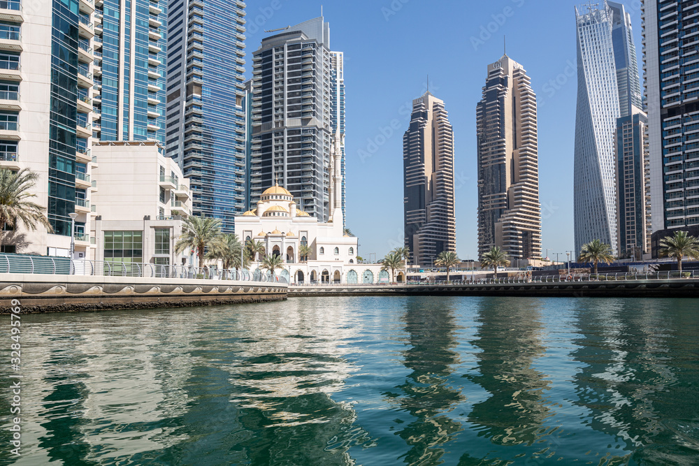 Obraz premium widok na rzekę na panoramę Dubai Marina