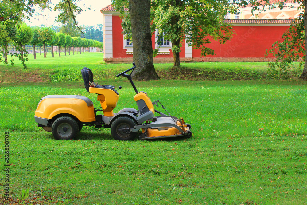 Garden machinery for cutting grass Garden machinery for cutting grass