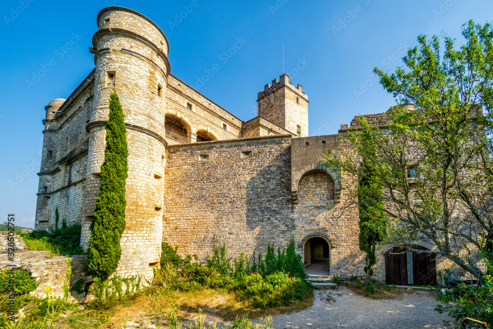 Ansicht des Schlosses Le Barroux in der Provence