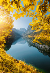 Fototapete Honigfarbe Großer azurblauer Alpensee Vorderer Gosausee. Standort Ort Gosautal, Österreichische Alpen.  © Leonid Tit