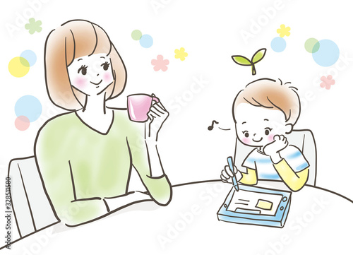 タブレット学習　男の子　見守る母親