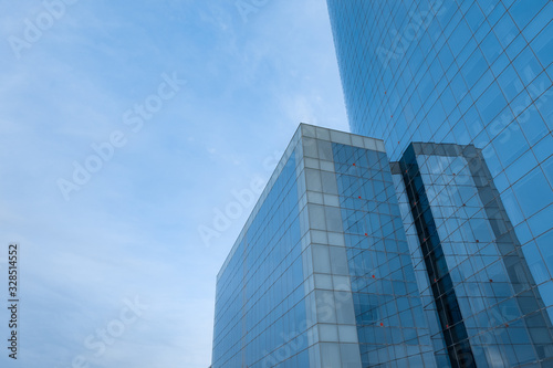 Imagen en ángulo bajo de rascacielos modernos y edificios de negocios. Barcelona, España