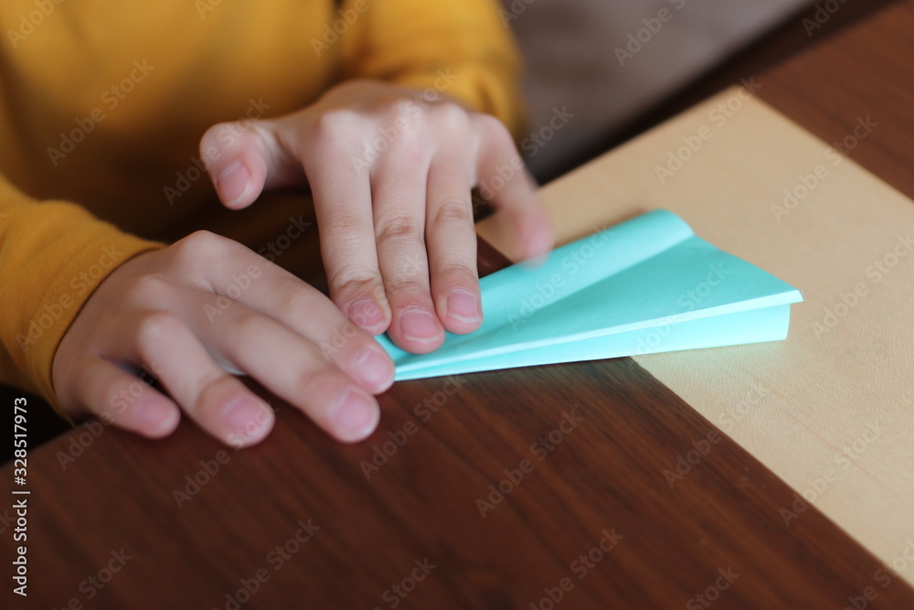 折り紙を折る子供 手 紙飛行機 Stock Photo | Adobe Stock