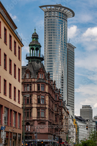 Frankfurt Bahnhofsviertel mit Wolkenkratzer © Stefan