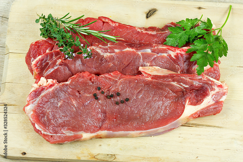 faux-filet de boeuf cru sur une planche à découper faux-filet de boeuf cru sur une planche à découper