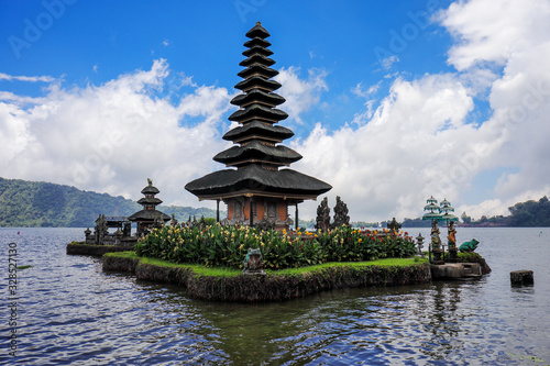 Tample On The Lake 