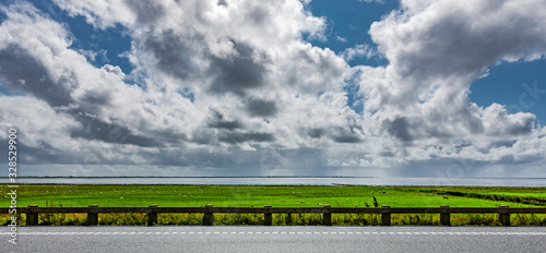 Straße auf dem Damm nach Rømø, Dänemark
