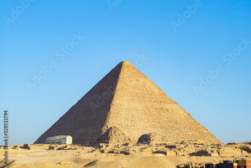 La pyramide de Kh  ops dans le domaines des grandes pyramides d Egypte.
