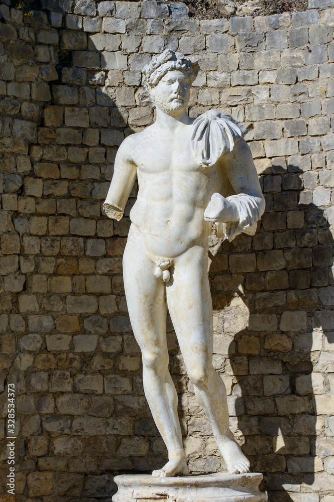 Obraz premium Skulptur Kaiser Hadrian in Vaison-la-Romaine