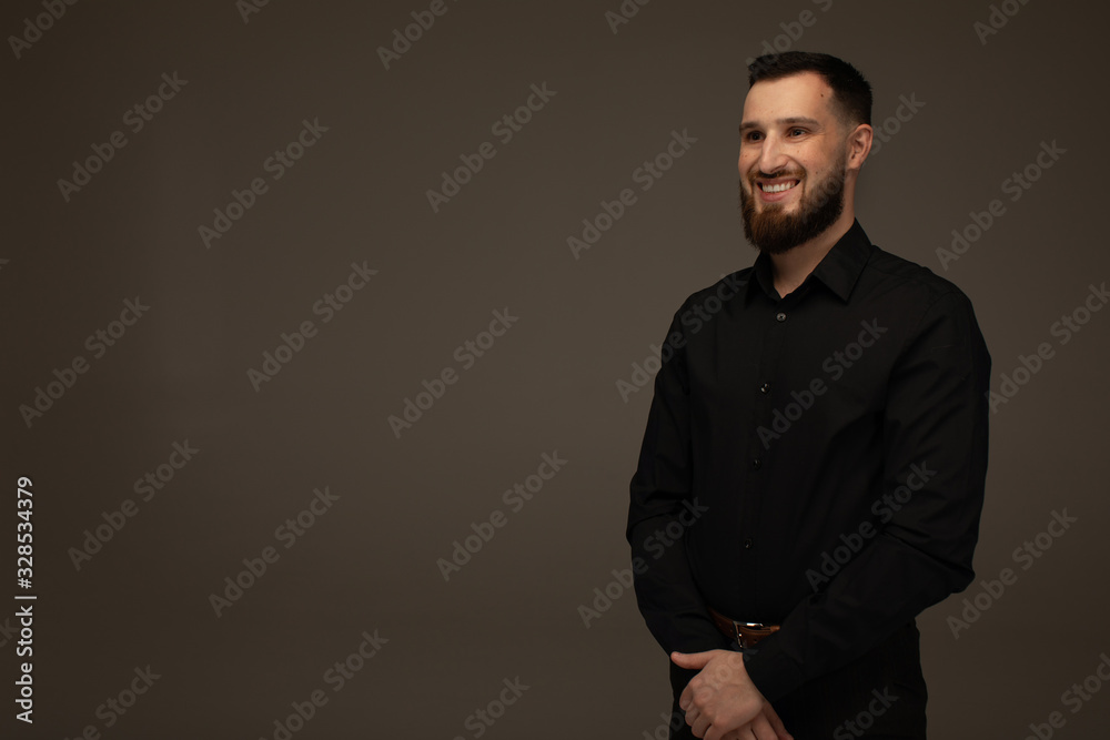 Obraz premium Handsome business man smiling at the camera on grey background.