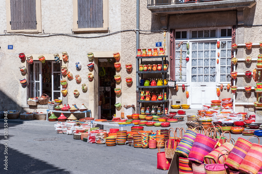 Obraz premium Laden mit Keramikgeschirr in Vaison-la-Romaine
