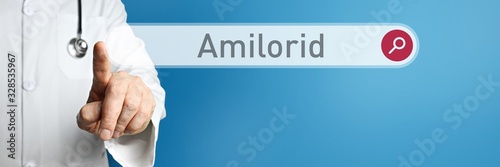 Amilorid. Arzt im Kittel zeigt mit dem Finger auf ein Suchfeld. Das Wort Amilorid steht im Fokus. Symbol für Krankheit, Gesundheit, Medizin photo