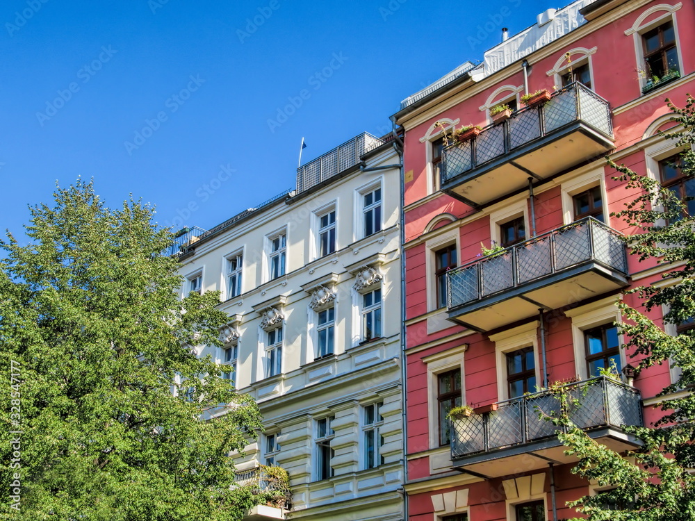 berlin, deutschland - sanierte alte häuser