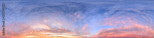 Nahtloses Himmels-Panorama mit intensivem Morgenrot in 360-Grad-Ansicht mit schöner Cumulus-Bewölkung zur Verwendung in 3D-Grafiken als Himmelskuppel oder zur Nachbearbeitung von Drohnenaufnahmen
