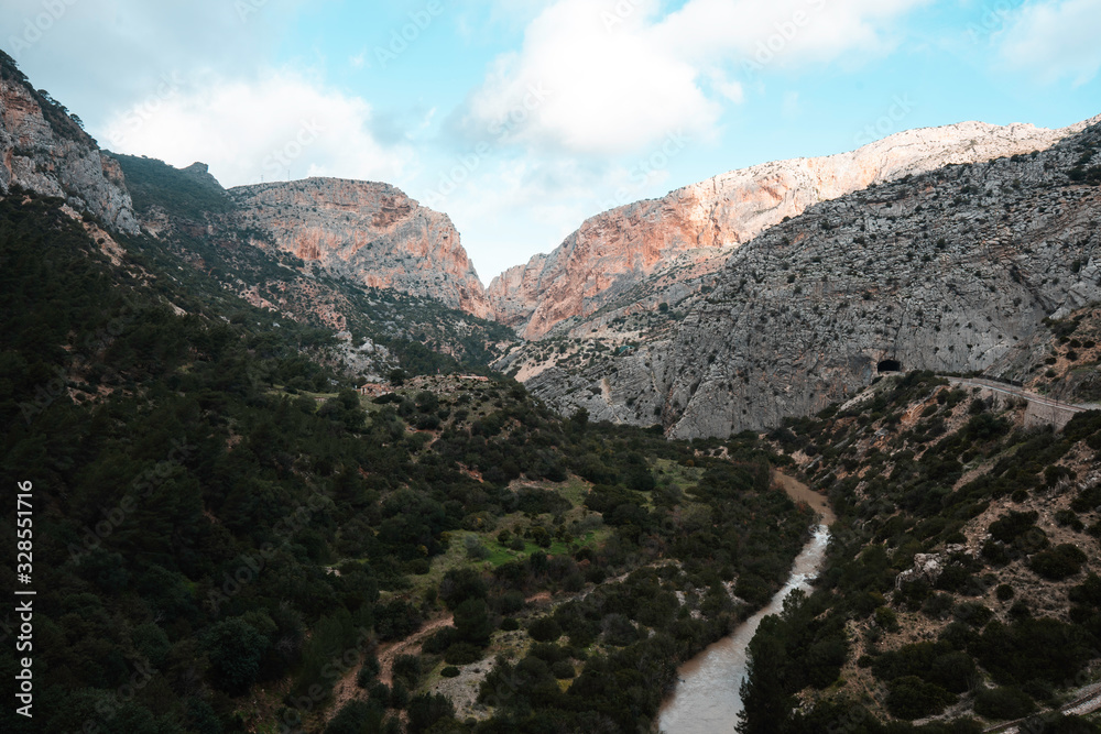 Fototapeta premium Yosemite in Spanien, caminito del rey, Berge und Tal