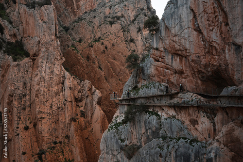 tiefer Abgrund, steiler Wanderweg, Königspfad, caminito del rey, spanischer wanderweg im berg