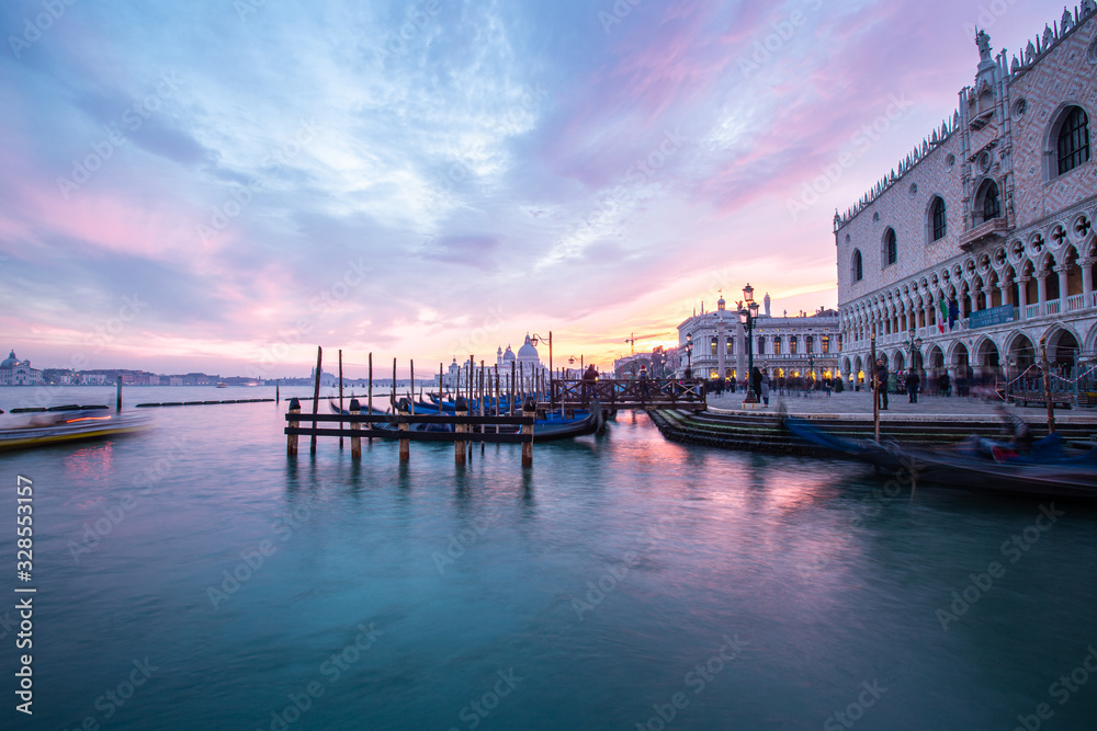 Naklejka premium Venice sunset over the river