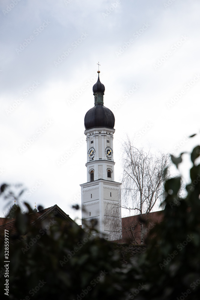 Weißer Kirchturm ragt in den Himmel