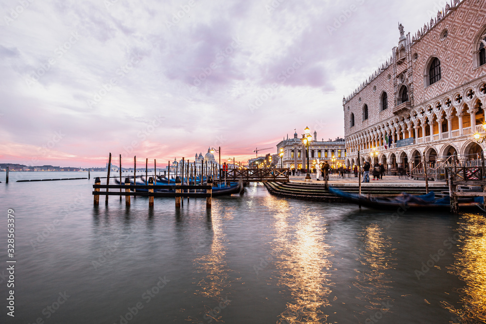 Naklejka premium Venice sunset over the river 