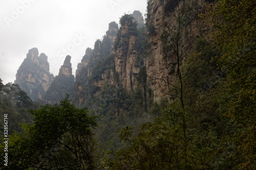 "Góry Awatarowe" w Chinach - Trekking w deszczu