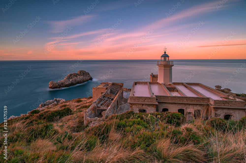 Il faro di Capo Zafferano al crepuscolo, provincia di Palermo IT	