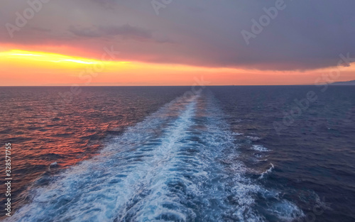 Coucher de soleil dans le sillage d'un navire de croisière. © ODIN Daniel