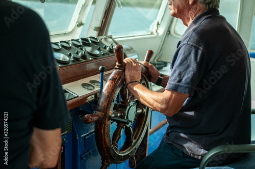 Cuadro de mandos y timón de pequeño barco