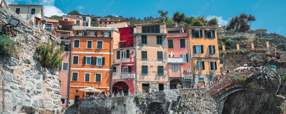 Naklejka premium kolorowe budynki na wzgórzach cinqueterre