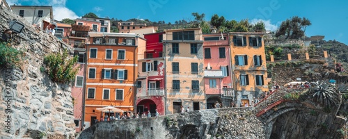 kolorowe budynki na wzgórzach cinqueterre