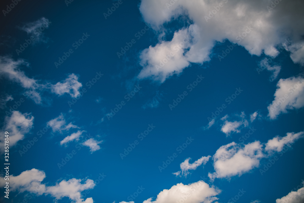 Niebieskie niebo z chmurami,  czyste niebo, naturalne tło - obrazy, fototapety, plakaty 