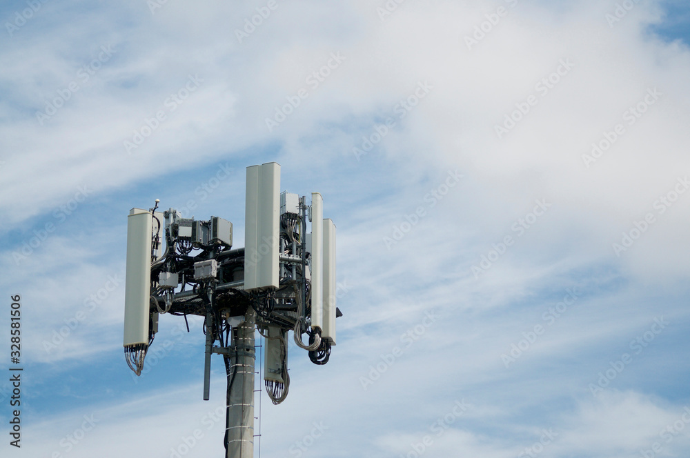 Telecommunication antenna of 4G and 5G network