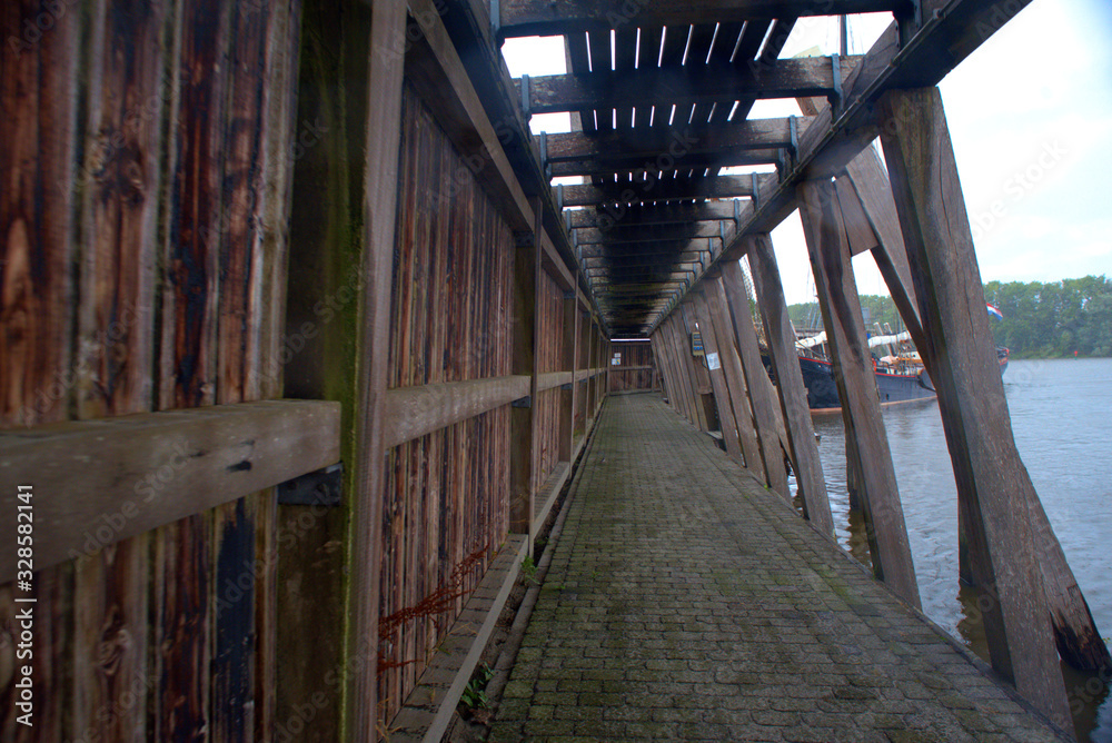 Holzsteg an Schleuse Holzsteg an Schleuse
